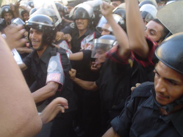 واحد بيضرب و التاني بيضحك