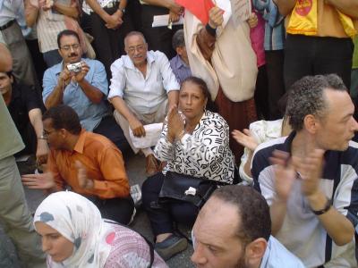 قعدنا على الأرض حوالي ساعة
