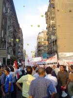 بالونات كفاية تحلق فوق المسيرة