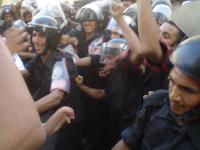 واحد بيضرب و التاني بيضحك